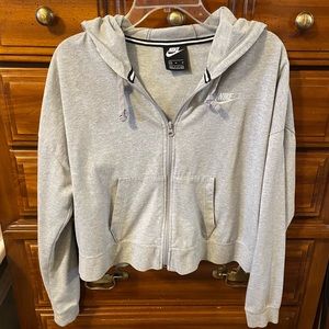 EUC Nike zip jacket w/pockets and hood.